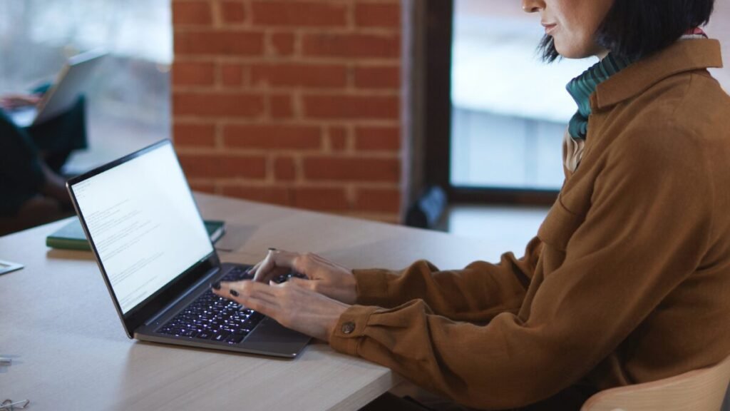 pessoa trabalhando blog home office monetização digital